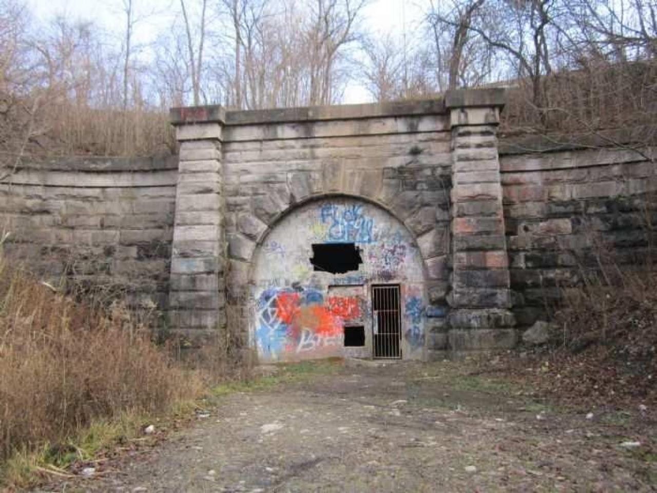 Old Third Welland Canal - Swing-Bridge-to-Pump-House1.jpg
