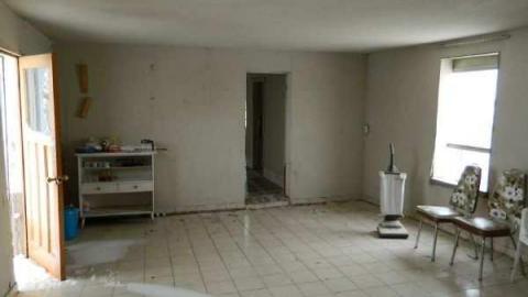 Small Log House - DSCN0897.jpg