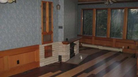 Shanty Amoung the Mansions - Richmond Hill, Ontario