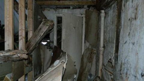 Collapsed Pioneer Log Home photo 3