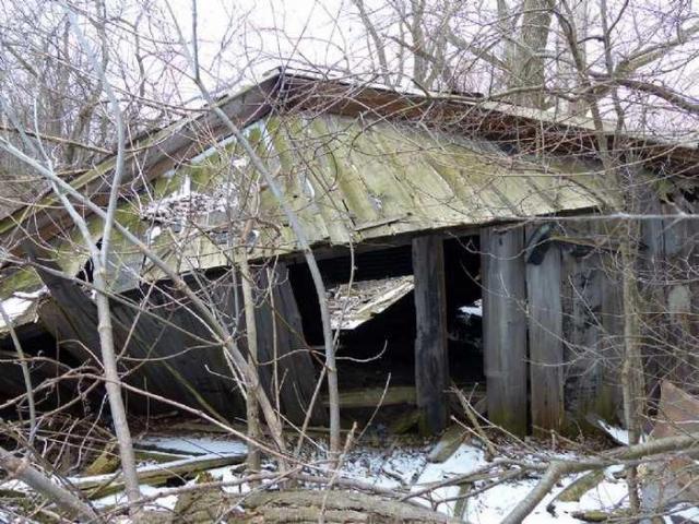 Dilapidated old house and 3 barn - Port Colborne, Ontario