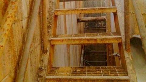 Photo from door, flour :)