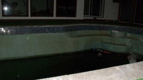 Pool side - Alloa-Pool-House1.jpg