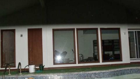 Pool side - Alloa-Pool-House2.jpg