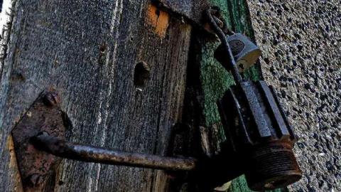 Lonely Logan Rd - P1010961e.jpg