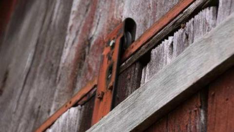 They are stealing the barn - Pinkerton-Farm200.jpg