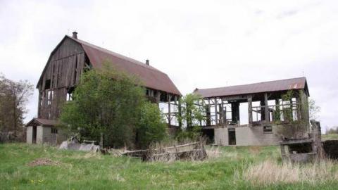 They are stealing the barn - Pinkerton-Farm217.jpg