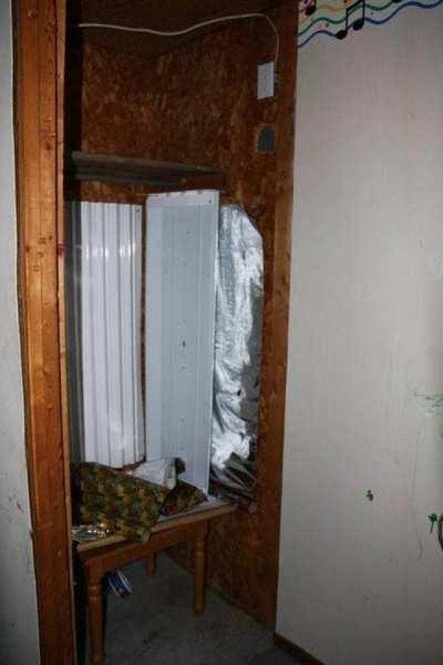 Abandoned Edwards House photo 5