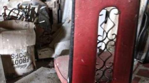 Overgrown. - Old-House--Barns75.jpg