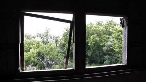 Overgrown. - Old-House--Barns57.jpg