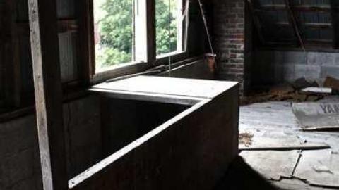 Overgrown. - Old-House--Barns78.jpg