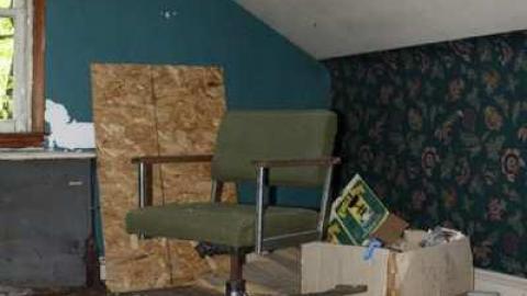 Overgrown. - Old-House--Barns71.jpg