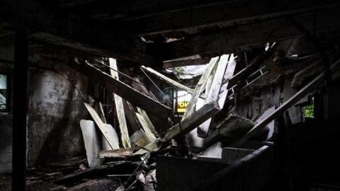 Overgrown. - Old-House--Barns64.jpg