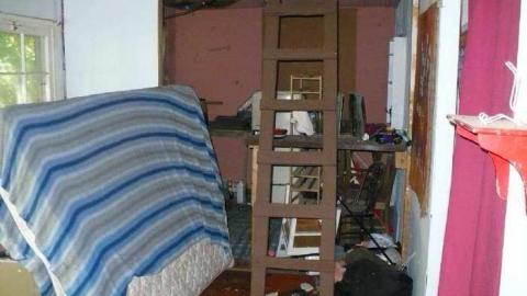 Cabin on 20 - P1140251.jpg