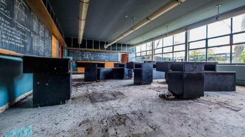 Mourning Classes - Alderwood-Collegiate-Institute271.jpg