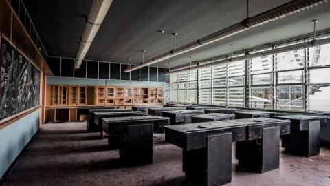 Mourning Classes - Alderwood-Collegiate-Institute234.jpg