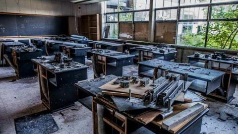 Mourning Classes - Alderwood-Collegiate-Institute379.jpg