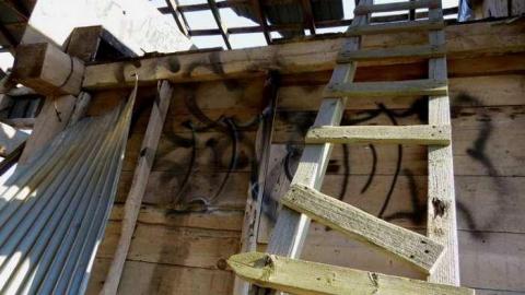 Elfrida Farm Ruins 2013 - Corners-Tagged-to-Death27.jpg