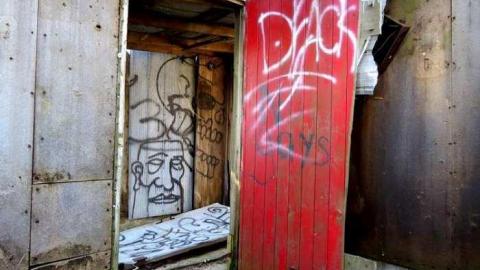 Elfrida Farm Ruins 2013 - Corners-Tagged-to-Death31.jpg