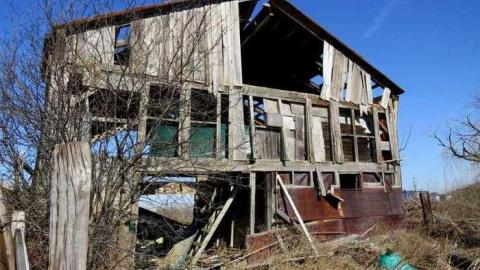 Elfrida Farm Ruins 2013 - Corners-Tagged-to-Death19.jpg