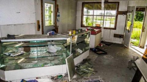 Aug 2013 Visit X 2 - Oshweken-Gas-Station3.jpg