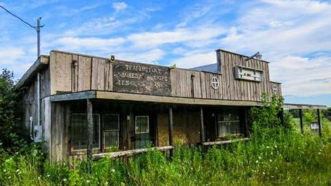 Aug 2013 Visit X 2 - Oshweken-Gas-Station5.jpg