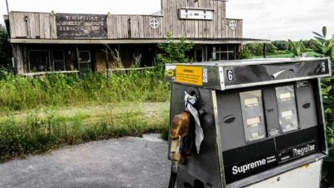 Aug 2013 Visit X 2 - Oshweken-Gas-Station9.jpg