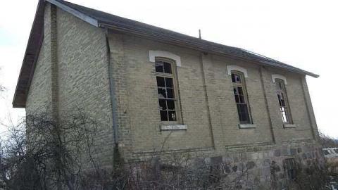 Minto Schoolhouse/home - sideview2.jpg