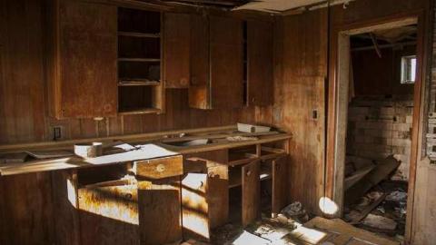 Beautiful Decay - guyitt_09.jpg