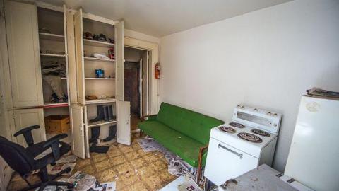 Leanin' on Peter photo 3