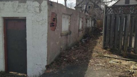 Crumbling - Simcoe-Glass--Aluminum11.jpg