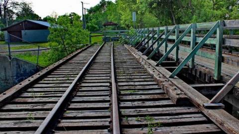 East of West - Schneider-Crk-Rail-Bridge-190313.jpg