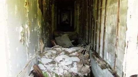 Where'd the hallway go? - Motel-Longbranch211.jpg