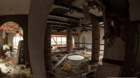 The Old Welcome Inn - Pillars_and_a_Toilet.jpg