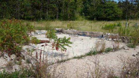 Aug '14 - AbandonedPetrogold16.jpg