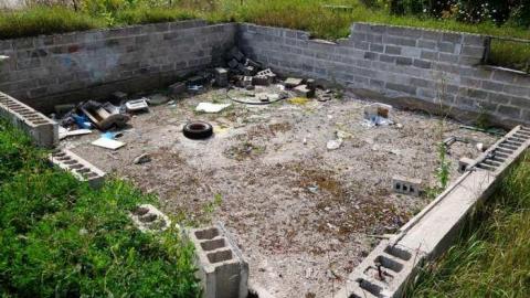 Aug '14 - AbandonedPetrogold17.jpg