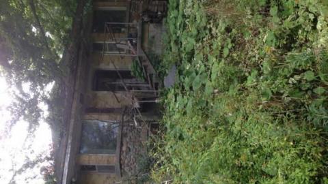 Weird house - vqimage.jpg