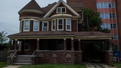 Do The Dieu - The-Snowmans-House1.jpg