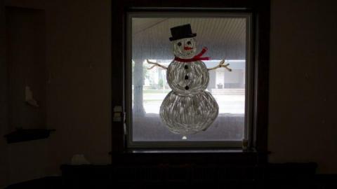 Do The Dieu - The-Snowmans-House3.jpg