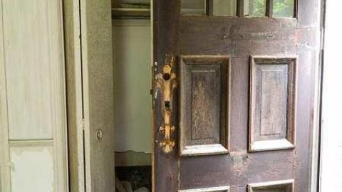 Abandoned Manor.  - Neglected-Manor256.jpg