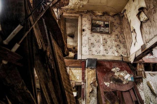 Cluttered Car-Nage - Burlington, Ontario