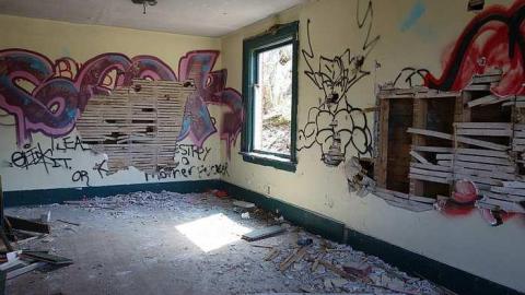 Boardless April '15 - Rockwood-Farm-House3.jpg