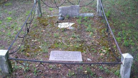 Three Graves photo 3