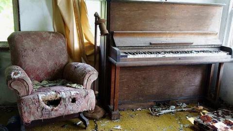 Happy Holey Chair '15 - Mother-Marys-Messy-Mansion15.jpg