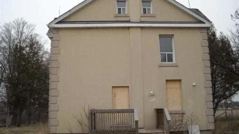 House of tires and spiders photo 4