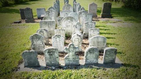 German Cross - Neustadt-Pioneer-Cemetery23.jpg