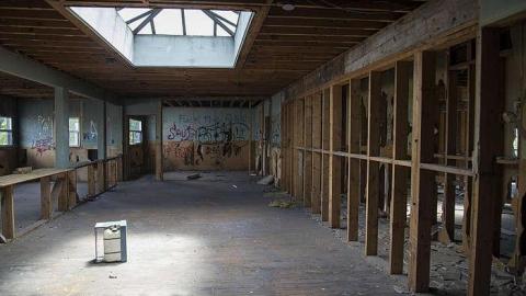 exploring the car dealership - Old-Dealership9.jpg