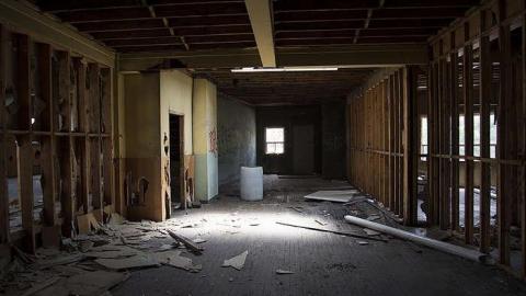 exploring the car dealership - Old-Dealership14.jpg