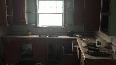 Abandoned Barn and House - z-IMG_2093.jpg