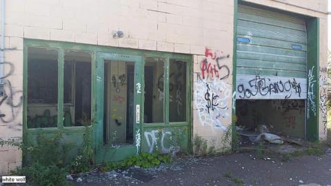 09/15/2015 - Garage-Across-from-Camp-30120.jpg